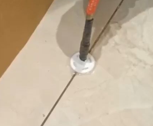 城区瓷砖空鼓维修公司专业解答瓷砖在铺贴过程中，如果没有涂抹均匀到位的粘结材料（如水泥砂浆或瓷砖胶），可能会导致以下问题