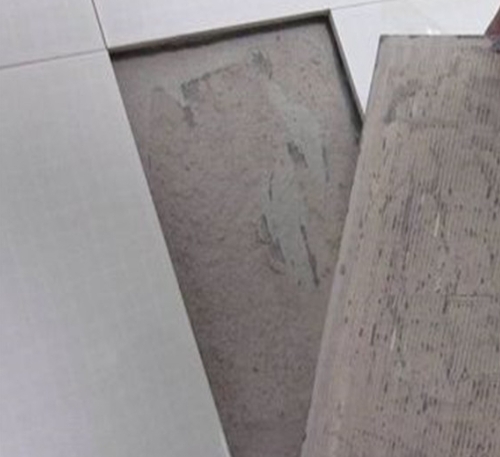 城区瓷砖空鼓维修公司分享瓷砖铺贴时如果打浆（即涂抹在瓷砖背面和基层上的砂浆或瓷砖胶）过少，会带来以下问题